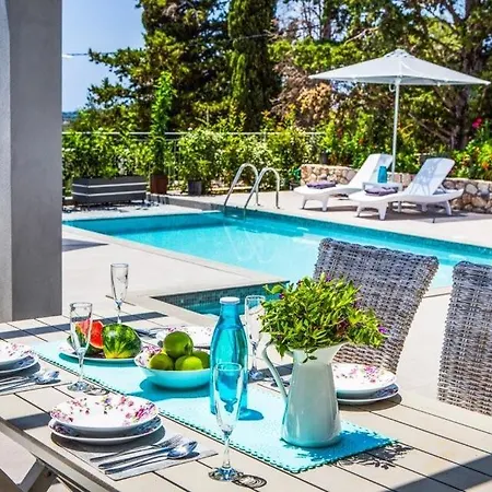 Sleeps 3 Pool Air Con Wifi *