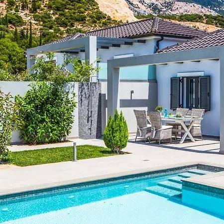 Sleeps 3 Pool Air Con Wifi *