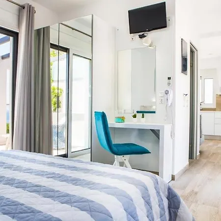 Sleeps 3 Pool Air Con Wifi *