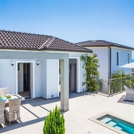 Sleeps 3 Pool Air Con Wifi